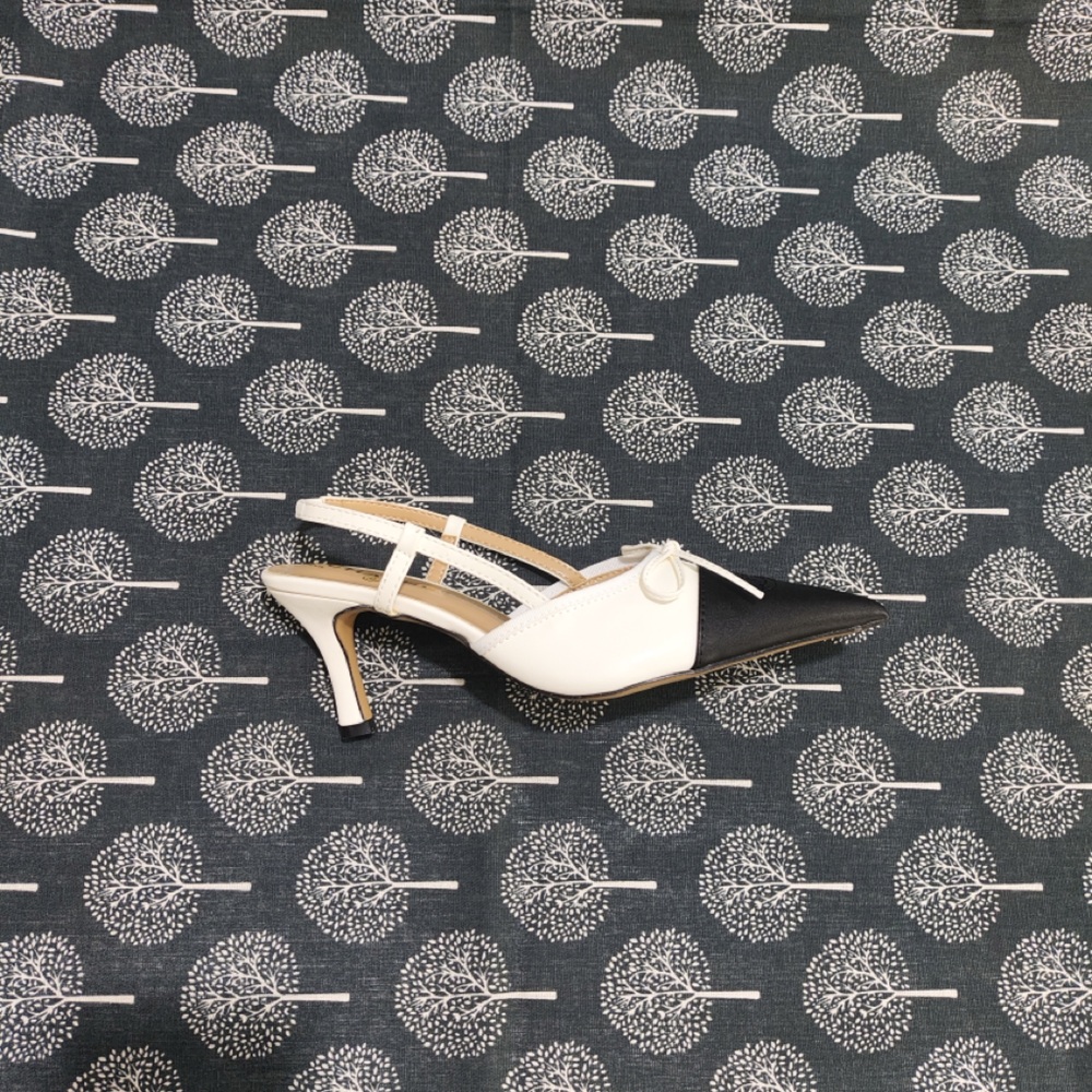 CHANEL Black and White Two-Tone Pointed Slingback Pumps - Picture 8 of 11